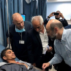 El primer ministro de Jordania Omar al-Razzaz  visita a un herido en un hospital en Amman  Jordania.-PETRA JORDAN NEWS AGENCY HA/EPA
