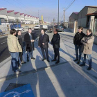Los representantes municipales y de la Asociación del Polígono de Villalonquéjar recorrieron la calle Valle de Mena.-RAÚL G. OCHOA