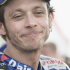 Valentino Rossi lamenta su caída al llegar a su box en Austin (Tejas).-MIRCO LAZZARI