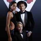 Neymar Jr. junto a su hijo y su novia, Bruna Marquezine, durante la gala del pasado domingo.-BENJAMIN CREMEL
