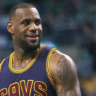 LeBron James, de Cleveland Cavaliers, sonríe durante el último cuarto ante los Boston Celtics.-Foto: AFP / JIM ROGASH
