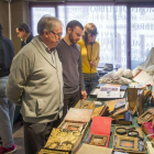 Un grupo de personas observa los ejemplares reunidos para esta cita en el Museo del Libro.-ISRAEL L. MURILLO