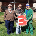El portavoz de la plataforma ‘Bureba es Futuro’, Rafael Alonso (centro), con un cartel de la manifestación del domingo.-ECB