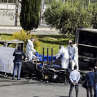La policía forense cubre un cadáver sacado de la caravana donde murieron tres hermanas gitanas, en Roma, el 10 de mayo.-AP / MASSIMO PERCOSSI