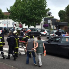 Las fuerzas de seguridad retiran un cadáver, tras el asalto a la iglesia de Saint-Etienne-du-Rouvray.-AP