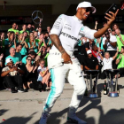 Lewis Hamilton se hace un selfi con su equipo de Mercedes en Austin (EEUU).-AFP / CLIVE ROSE