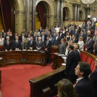 Minuto de silencio en el Parlament en homenaje a las víctimas del accidente de Germanwings, el pasado 15 de abril.-Foto: FERRAN SENDRA