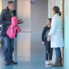 Un padre conversa con una profesional sanitaria en un centro de salud.-ISRAEL L. MURILLO