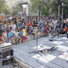 El grupo granadino Eskorzo puso a bailar desde el minuto uno a las más de dos mil personas que asistieron al tercer jueves del Tablero en el campus universitario.-Santi Otero