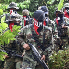 Una columna de guerrilleros del ELN en la selva de Antioquia en una fotografía del 2004.-REUTERS / ALBEIRO LOPERA