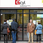 Varias personas frente a una oficina de Empleo de Castilla y León.-ECB
