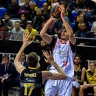 Huskic lanza a canasta ante Fran Vázquez.-ACB PHOTO