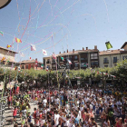 La Plaza Mayor de Briviesca se llenó para recibir los colores de fiesta de las peñas.-G.G.