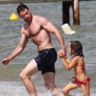 Una imagen de archivo en la que Hugh Jackman y su hija Ava se bañan en una playa de Saint Tropez.-