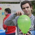 Un paseante posa con un globo que lleva escrito ‘La ELA existe’.-RAÚL G. OCHOA
