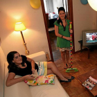 Dos chicas comparten piso y se reparten las tareas del hogar.-ECB