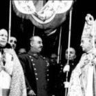 Francisco Franco, bajo palio durante la visita a una catedral.-E.P