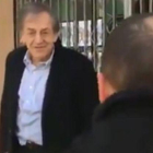 Captura de vídeo del momento en que un chaleco amarillo increpa a Alain Finkielkraut, el sábado en París.-