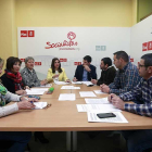 Reunión de representantes comarcales del PSOE de Burgos, ayer, en la sede del partido.-RAÚL G. OCHOA