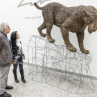 Juan Luis Arsuaga y la autora de la reproducción, Sonia Cabello, junto a la figura.-S. O.