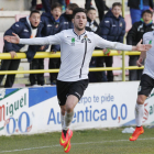 Cristian celebra un gol en El Plantío.-Santi Otero