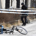 La policía ha acordonado el área fuera de la estación de metro Varby Gard, al sur de Estocolmo, donde dos personas resultaron heridas por algún tipo de explosivo en Estocolmo.-HENRIK MONTGOMERY (AP)