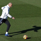 Zinedine Zidane, durante el entrenamiento de este sábado en la ciudad deportiva de Valdebebas.-EFE / J. J. GUILLÉN