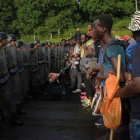 Elementos de la Guardia Nacional, policías federales y personal del Instituto Nacional de Migración (INM) detienen la marcha de unos 2.000 migrantes.-EFE