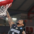 Branden Frazier machaca el aro en un partido con el Avtodor.-FIBA