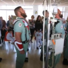 Legionarios cantando 'El novio de la muerte' ante niños enfermos de cáncer en un hospital de Málaga, este lunes 10 de abril.-YOUTUBE