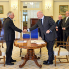 El comisionado de Justicia Peter McClellan (izquierda), y el gobernador general de Australia, Peter Cosgrove, se dan la mano tras la firma del documento final de la comisión especial de la pederastia en Australia.-/ JEREMY PIPER/ROYAL COMMISSION I (EFE)