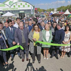 Herrera -en la imagen junto a la alcaldesa lermeña-, inauguró ayer la 59 edición de la feria que, como detalló, «inició su andadura en 1961 y hoy sigue siendo una cita multitudinaria».-R. O.
