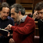 Raimundo Viejo charla con Pablo Iglesias e Íñigo Errejón en el hemiciclo el pasado miércoles.-JOSÉ LUIS ROCA