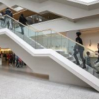 Escaleras de acceso a las plantas superiores del Museo de la Evolución. El edificio en su interior es diáfano y el visitante se mueve por la exposición con facilidad.-RAÚL OCHOA