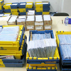 Correos envía las papeletas a los electores que a su vez entregan el voto en las oficinas postales para que llegue a sus respectivas mesas electorales.-D. SINOVA