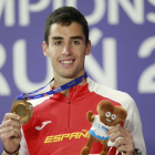 Jesús Gómez posa con la medalla de bronce conquistada en el Europeo de Torun, ayer. TWITTER / @RFEA
