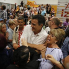 El exlíder del PSOE y candidato a las primarias Pedro Sánchez saluda a militantes socialistas en Viladecans, este jueves.-JULIO CARBÓ