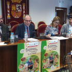 El experto explicó ayer sus conclusiones en el salón de Plenos, acompañado de los responsables municipales.-L. V.