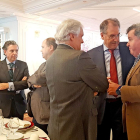 Benavente (c) charla con otros asistentes, entre ellos EnriquePascual (dch).-L. V.