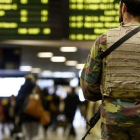 Un soldado patrulla en la Estación Central de Bruselas tras los atentados del pasado viernes.-AFP / DIRK WAEM