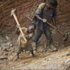 Niños trabajando en una mina de coltán en Ndola-Ndola, cerca de Itebero, en la República Democrática del Congo, en una imagen de archivo.-ARCHIVO
