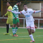 Raúl celebra el primer gol del Atrio Inmobilaria, ayer, en San Amaro.-RAÚL OCHOA