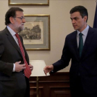Mariano Rajoy y Pedro Sánchez, durante una reunión en el Congreso el pasado 12 de febrero.-JOSÉ LUIS ROCA