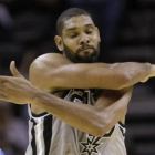 Tim Duncan se lamenta tras fallar una acción.-