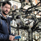 Tomás Ortega, ayer, en el paseo del Espolón, cuya imagen se refleja en uno de sus versos.-Israel L. Murillo