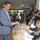 Ibáñez, en el momento de votar en su colegio electoral.-ISRAEL L. MURILLO