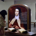 Una visitante lee los autógrafos de la Santa frente a una imagen del retrato de ella que pintó Rubens.-Raúl Ochoa