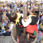 Dos niños fueron los encargados del pisado del que salió el primer mosto con que brindaron las autoridades en  la XXI Feria de la Vendimia de Arlanza.-I. L.M.