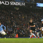 Agüero marca el quinto del City ante el Burnley de penalti.-EL PERIÓDICO