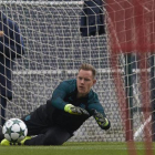 Ter Stegen, en el último entrenamiento del Barcelona antes del duelo con el Borussia.-EFE / ALEJANDRO GARCIA